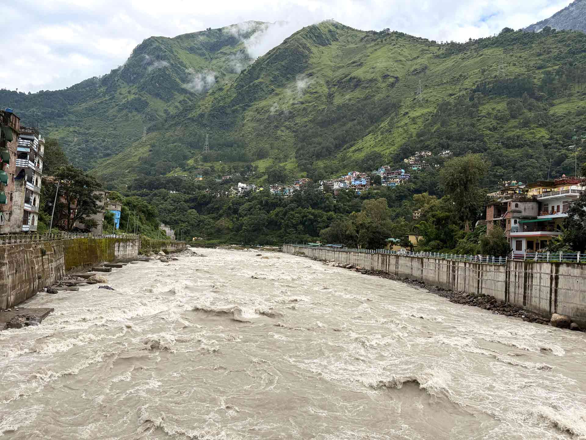 महाकाली नदीमा पानीको बहाव बढेपछि गड्डाचौकी नाकामा चारपाङ्ग्रे सवारी रोकियो