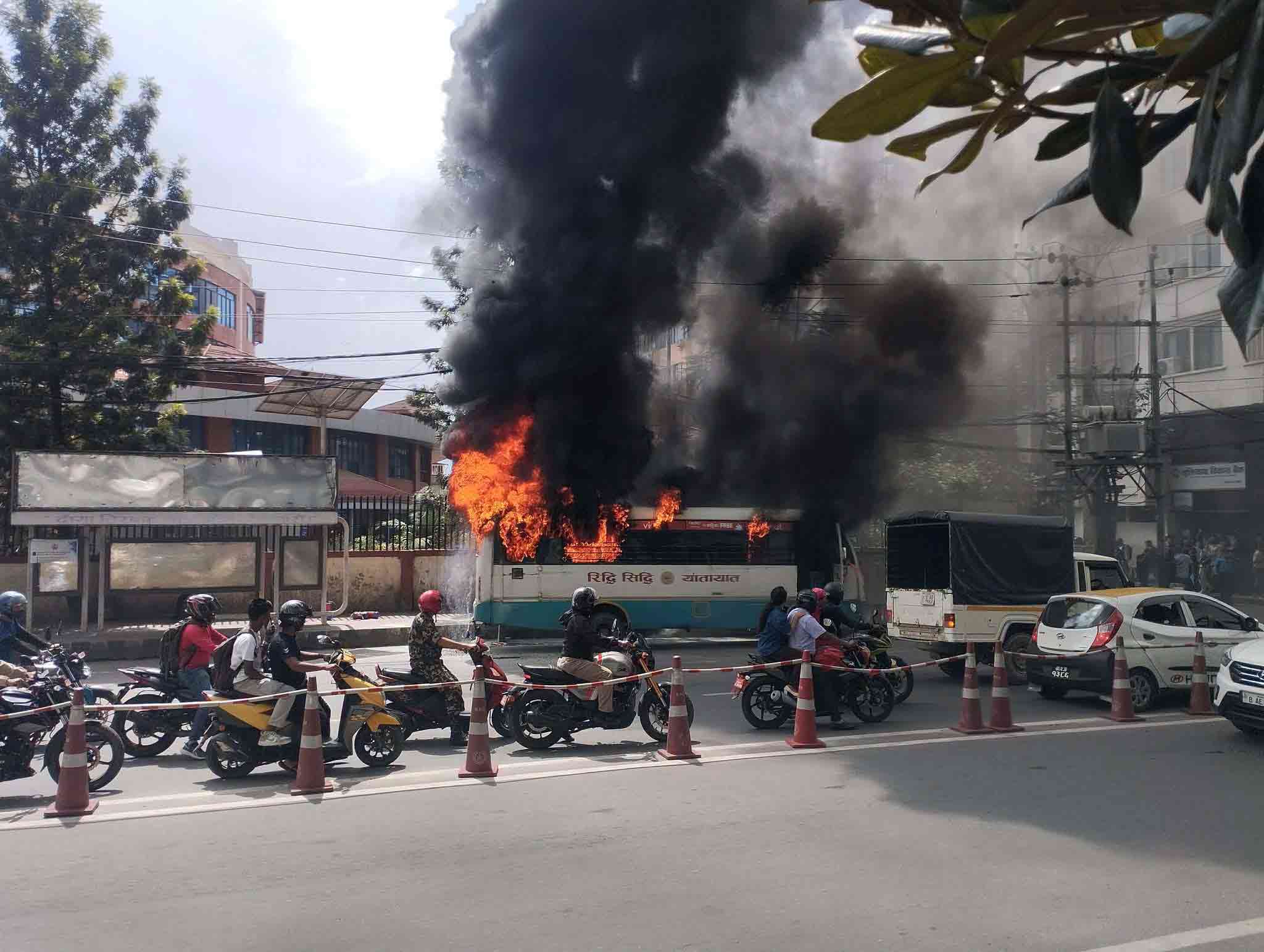 त्रिपुरेश्वरमा यात्रुवाहक बसमा आगलागी, चालक घाइते