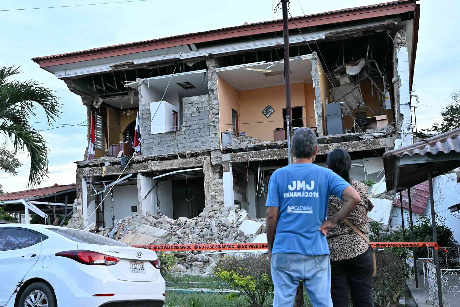 7.7-magnitude earthquake strikes Panama, damaging buildings, roads and bridges