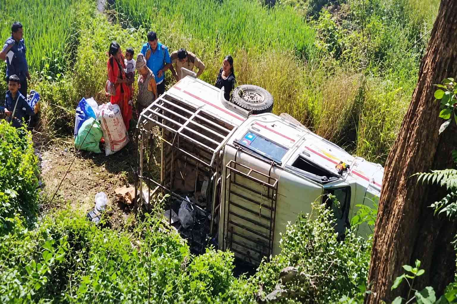उदयपुरमा बोलेरो जीप सडकबाट खस्दा १५ जना घाइते
