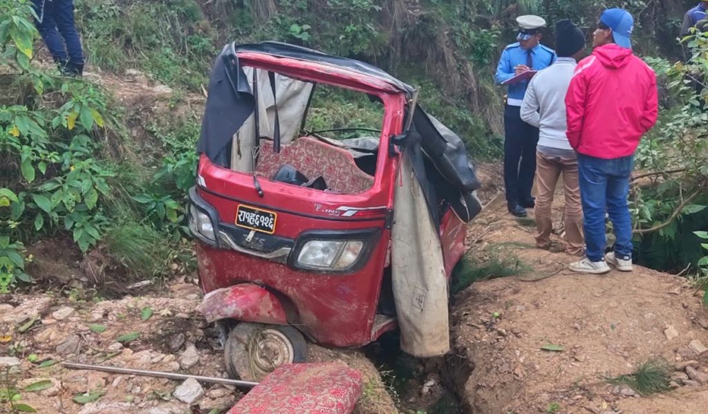 One killed, driver injured in auto-rickshaw accident in Salyan